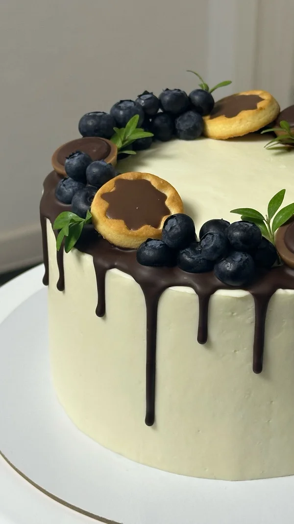 Молочная девочка с вишней