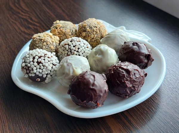 Шоколадные конфеты ручной работы