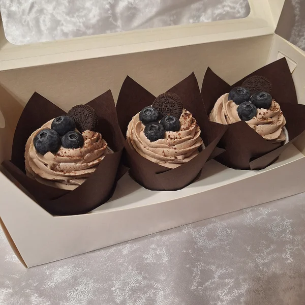 Шоколадные капкейки с карамельной начинкой и крем-чиз