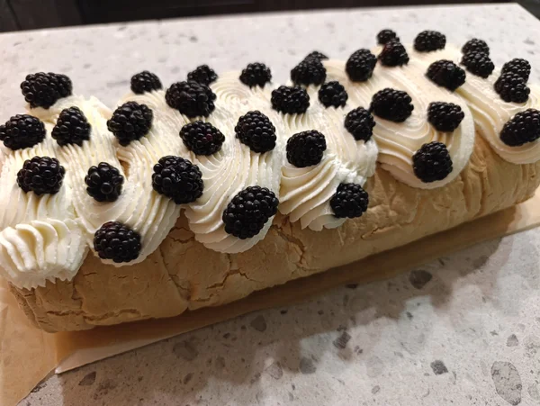 Меренговый рулет с ежевикой