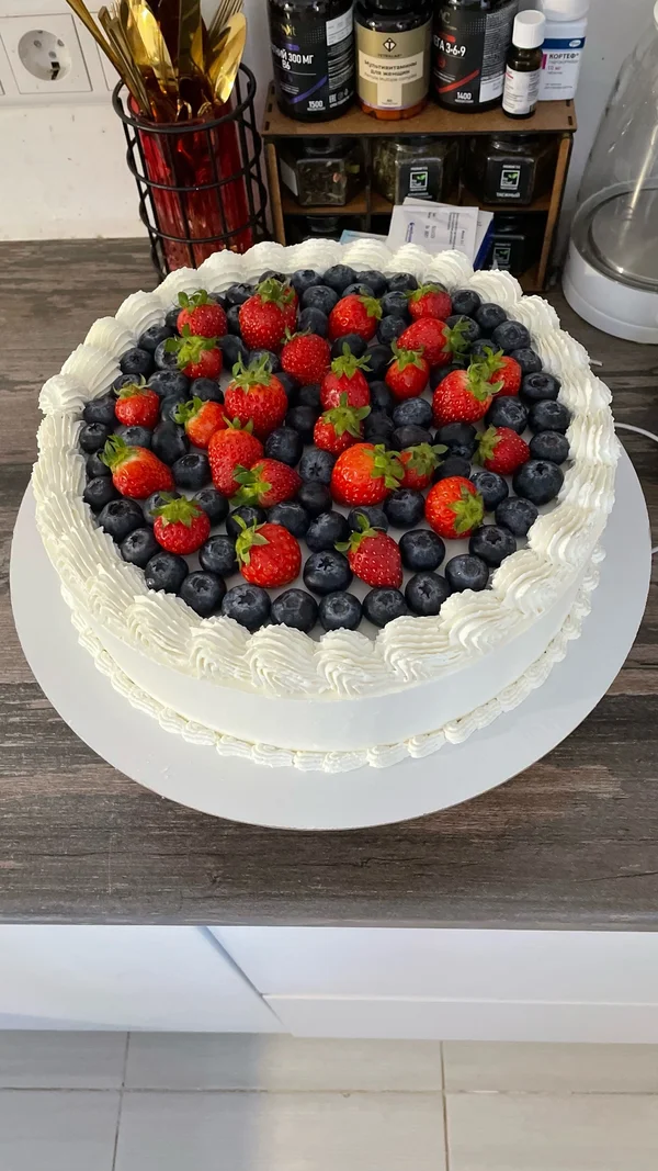 Шоколадный медовик со свежими ягодами, с сливочно шомадной начинкой, и шоколадно медовыми коржами