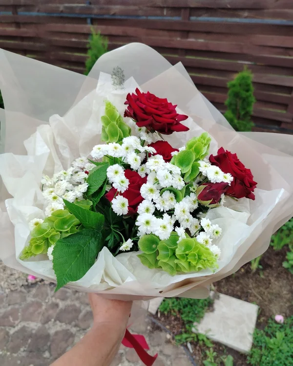 Букет из роз, матрикарии и молюцеллы