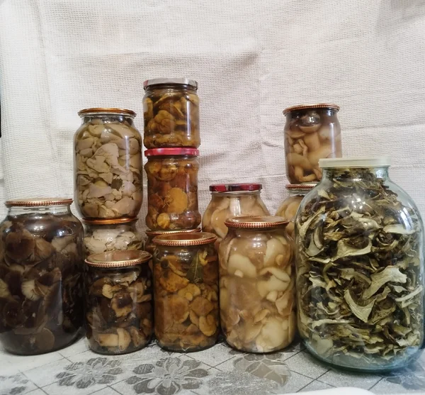 Маринованные грибы маслята