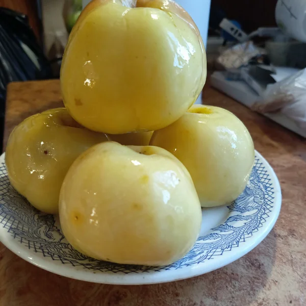 Яблоки мочёные, сорт антоновские, приготовленные в тыквенном соке без соли и сахара