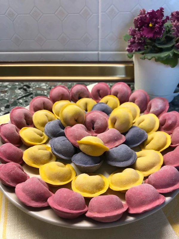 Разноцветные пельмени с куриным фаршем