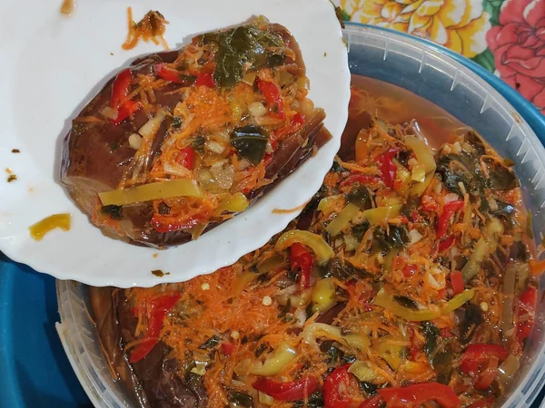Баклажаны квашеные, фаршированные овощами