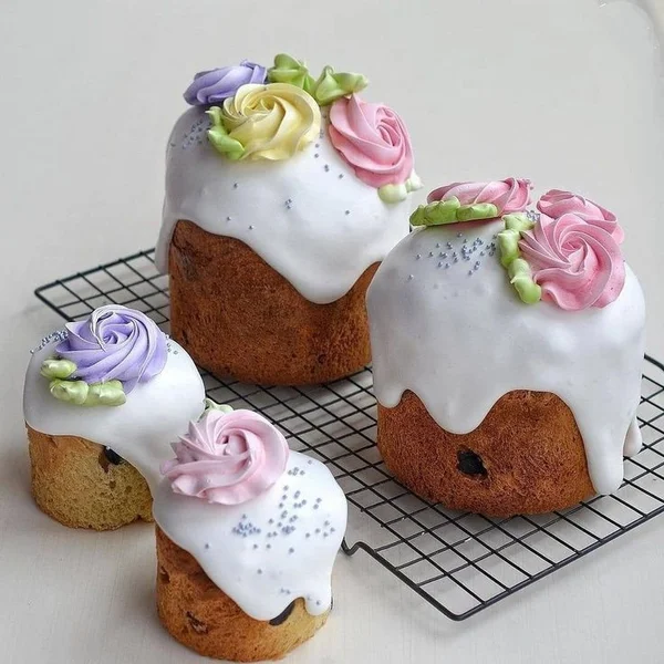 Кулич творожный с изюмом и вяленой вишней