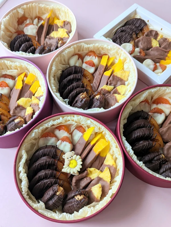 Ассорти сухофруктов в шоколаде: курага, карамелизованные апельсины, финики с грецким орехом, манго и яблоки