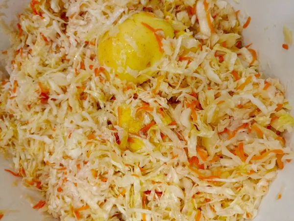 Квашеная капуста с яблоком, без сахара