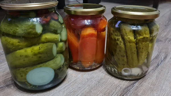 Маринованные огурцы, помидоры, ассорти