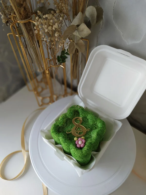 Муссовый бенто-торт с малиной и земляникой