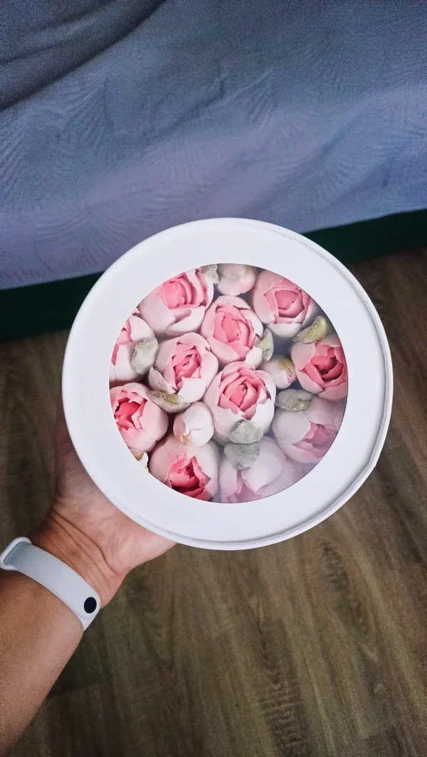 Коробка с зефирными тюльпанами на клубничное пюре