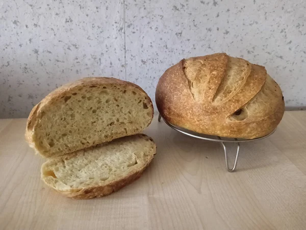 Пшеничный хлеб с жареным луком на закваске