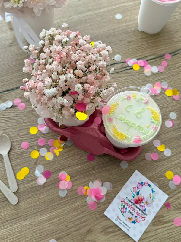 Торт в стакане и небольшой букетик