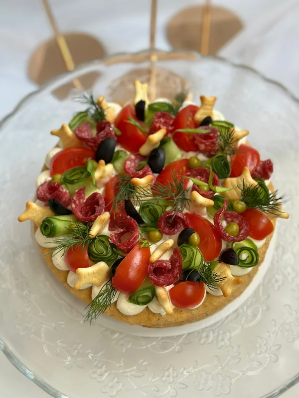 Тортик закусочный на пряных песочных коржах с творожным кремом и начинкой «оливье»