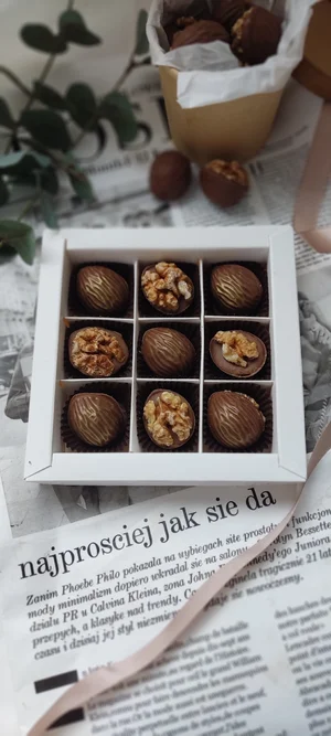 Орешки из бельгийского шоколада с соленой карамелью, песочной миндальной крошкой, сверху карамелизированный грецкий орех