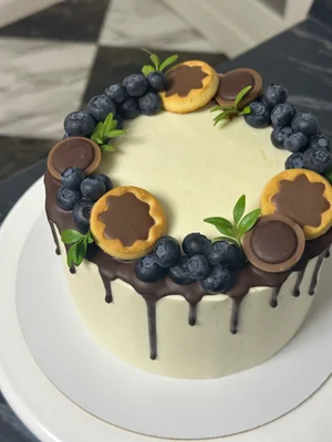 Молочная девочка с вишней