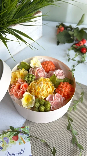 Подарочный пакет: коробочка с орешками (микс) + колокольчик с зефирными цветами