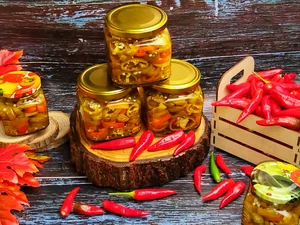 Соус кухмастер со сливами, сладким перцем, чесноком и острым перцем