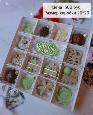 Новогодние наборы из белого, молочного и карамельного шоколада с сублимированными ягодами