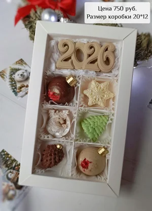 Новогодние наборы из белого, молочного и карамельного шоколада с сублимированными ягодами