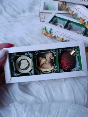 Наборы из белого, молочного и карамельного шоколада с сублимированной клубникой и малиной