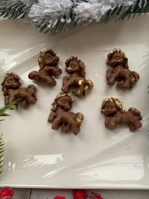 Шоколадные орешки с карамелью, песочной миндальной крошкой и карамелизированным грецким орехом