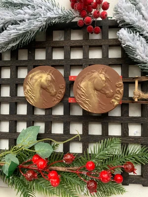 Шоколадные орешки с карамелью, песочной миндальной крошкой и карамелизированным грецким орехом