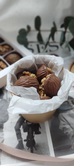 Шоколадные орешки с карамелью, песочной миндальной крошкой и карамелизированным грецким орехом