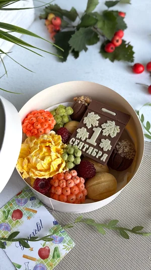Подарочный пакет: коробочка с орешками (микс) + колокольчик с зефирными цветами