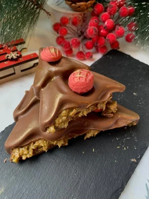 Шоколадные орешки с карамелью, песочной миндальной крошкой и карамелизированным грецким орехом