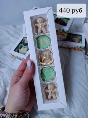 Наборы из белого, молочного и карамельного шоколада с сублимированной клубникой и малиной