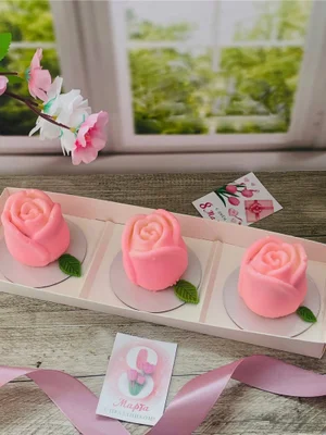 Комплимент-пирожные капкейки со съедобными цветами