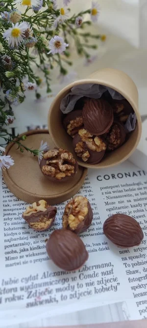 Орешки из бельгийского шоколада с соленой карамелью, песочной миндальной крошкой, сверху карамелизированный грецкий орех