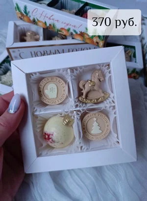 Наборы из белого, молочного и карамельного шоколада с сублимированной клубникой и малиной