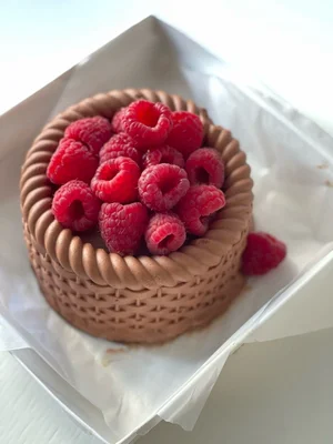 Комплимент-пирожные капкейки со съедобными цветами