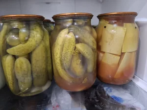 Огурчики маринованные с соусом лечо