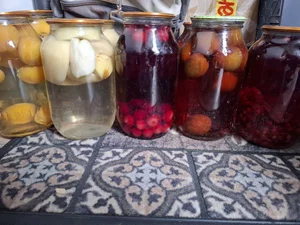 Огурчики маринованные с соусом лечо