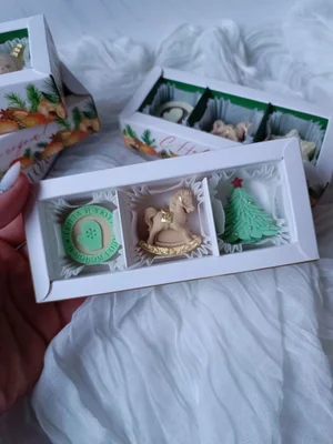 Наборы из белого, молочного и карамельного шоколада с сублимированной клубникой и малиной