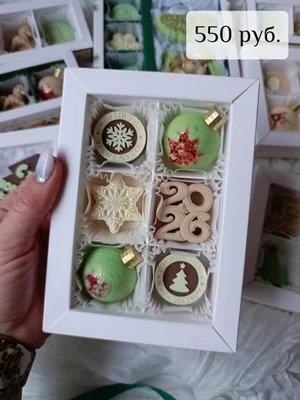 Наборы из белого, молочного и карамельного шоколада с сублимированной клубникой и малиной