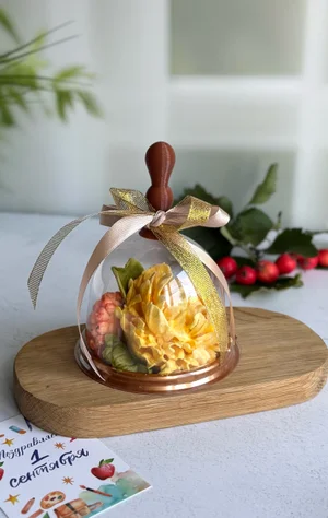 Подарочный пакет: коробочка с орешками (микс) + колокольчик с зефирными цветами