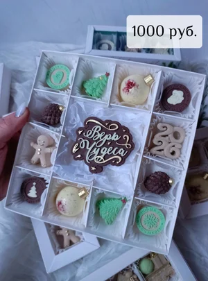 Наборы из белого, молочного и карамельного шоколада с сублимированной клубникой и малиной