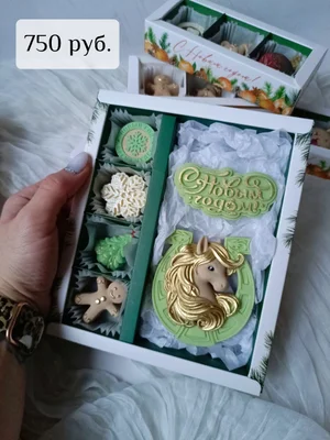 Наборы из белого, молочного и карамельного шоколада с сублимированной клубникой и малиной