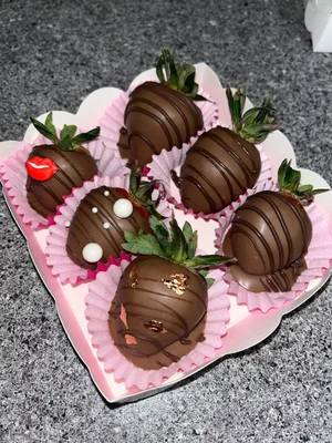 Клубника и бананы в шоколаде