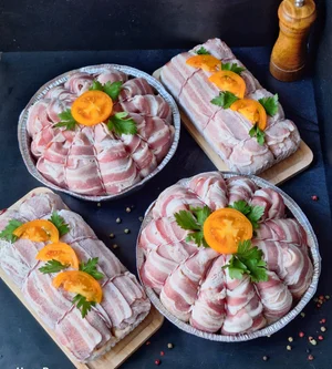 Курочка вязанка в беконе с картофелем, грибами и сыром