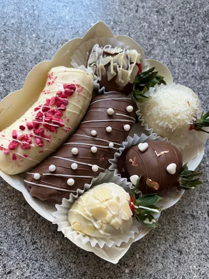 Клубника и бананы в шоколаде