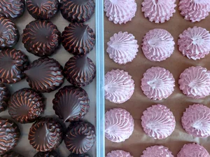 Клубничный зефир в горьком шоколаде