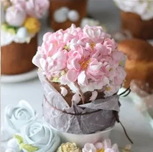 Кулич творожный с изюмом и вяленой вишней