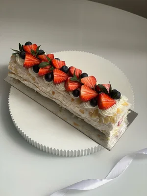 Меренговый рулет с клубникой