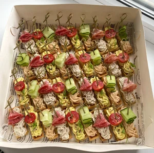 Гастробокс с закусками (тарталетки, канапе, брускетты, рулетики, авторские закуски)